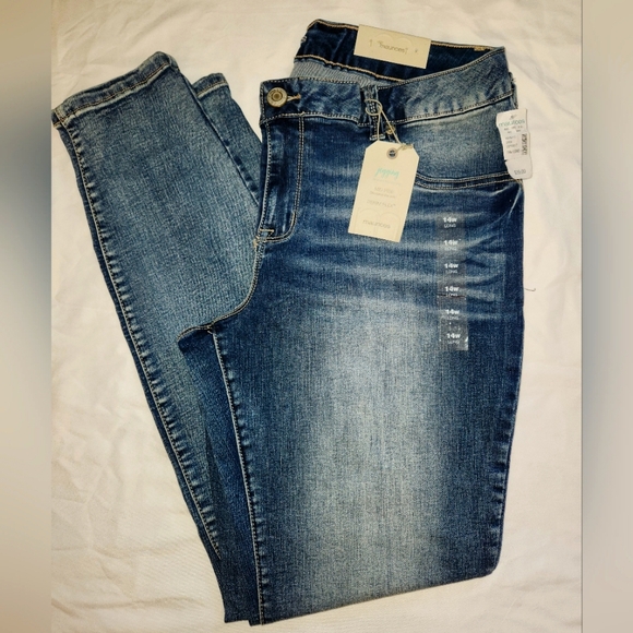 Maurices Denim - NWT Maurices Mid Rise Denim Flex Jeggings